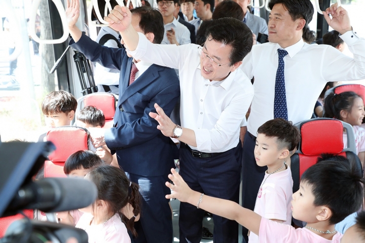 대전시는 19일 오전 대전시청 남문광장에서 열린 제2회 공공교통·환경주간 기념식에서 초등학생과 유치원생 등이 참석한 가운데 바이모달 트램을 시연했다고 밝혔다. [사진=대전시청]