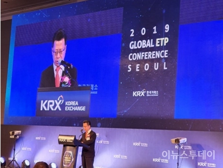한국거래소는 20일 서울 여의도 콘래드호텔에서 '2019 글로벌 ETP 컨퍼런스 서울'를 개최했다. 정지원 한국거래소 이사장은 개회사를 하고 있다.