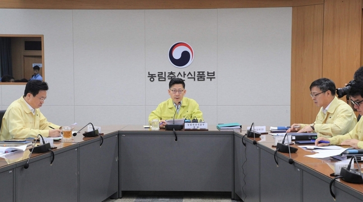 23일 오전 김현수 농식품부장관이 아프리카돼지열병 상황 회의를 진행하고 있다. [사진=농식품부]