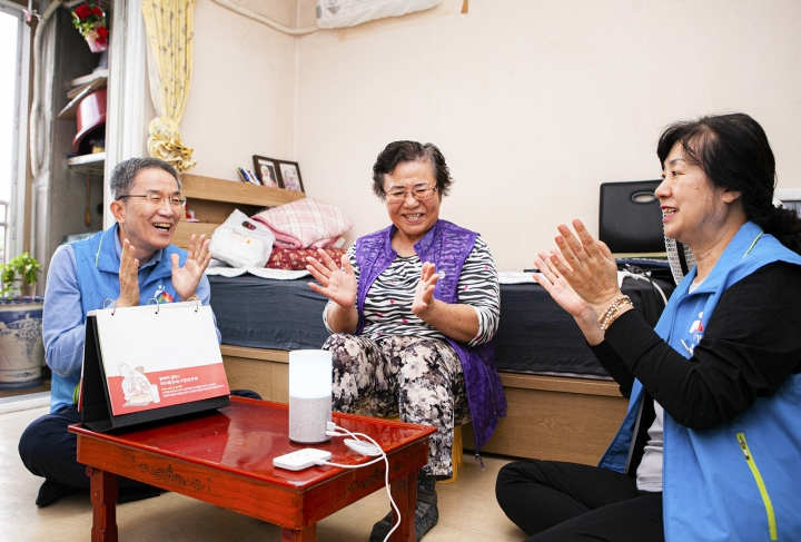 김모 할머니(강북구 번동, 64세)가 SK텔레콤 ‘인공지능 돌봄’ 서비스가 제공하는 ‘두뇌톡톡’을 통해 인지능력 강화 훈련을 하고 있다.[사진=SKT]