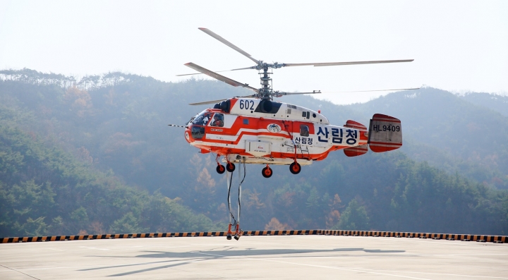 청양산림항공관리소는 6일 충남 홍성군에서 아프리카 돼지열병 의심시료 긴급헬기 이송을 요청받아 주말 비상대기 중이던 대형헬기(KA-32)를 출동시켰다고 7일 밝혔다. 사진은 긴급이송 출동중인 대형 헬기. [사진=청양산림항공관리소]