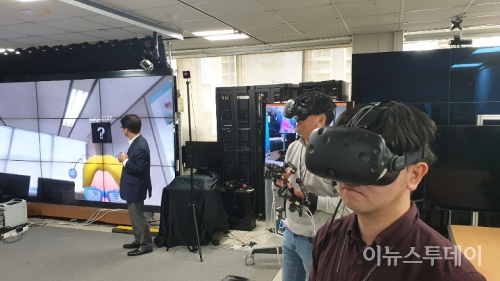 15일 서울 성북구 한국과학기술연구원에서 4D+SNS 기술 플랫폼 시연이 열린 가운데 연구원들이 HMD를 쓰고 해당 기술을 선보이고 있다. [사진=여용준 기자]