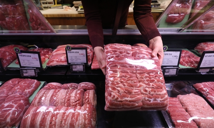아프리카돼지열병으로 건강염려증이 깊어지며 돼지고기 가격이 연일 떨어지고 있다. [사진=연합뉴스]