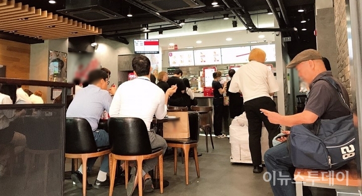 서울 시내 한 패스트푸드점에서 사람들이 햄버거 등을 먹고 있다. [사진=이하영 기자]