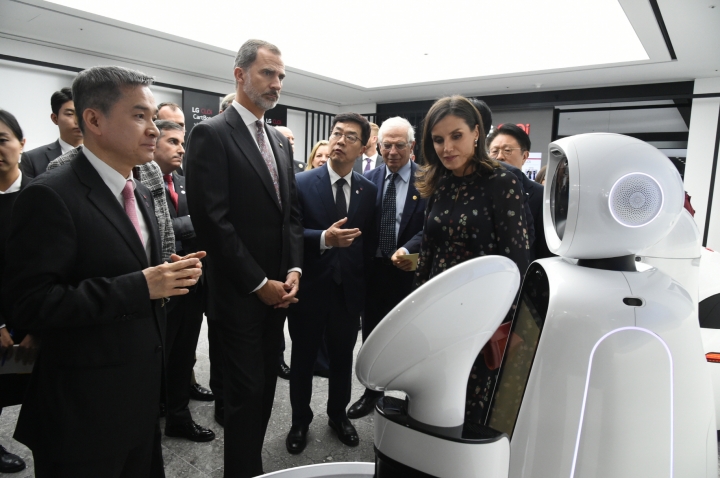 24일 서울 마곡에 위치한 LG사이언스파크에서 펠리페 6세 스페인 국왕이 LG 경영진과 함께 LG의 로봇 기술을 살펴보고 있다. [사진=LG]