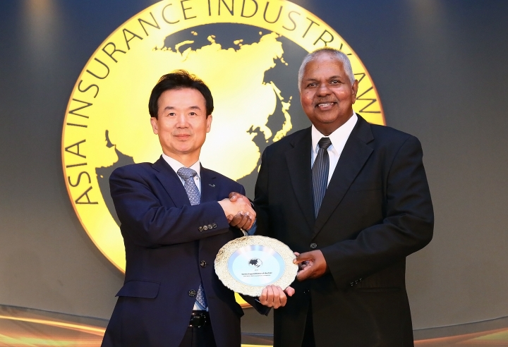 지난 29일 싱가포르 마리나베이샌즈호텔서 열린 ‘2019 아시아보험산업대상(Asia Insurance Industry Award 2019)’ 시상식에서 윤열현 교보생명 사장(왼쪽)이 ‘올해의 디지털기술상(Technology Initiative of the Year)’을 수상하고 있다. [사진=교보생명]