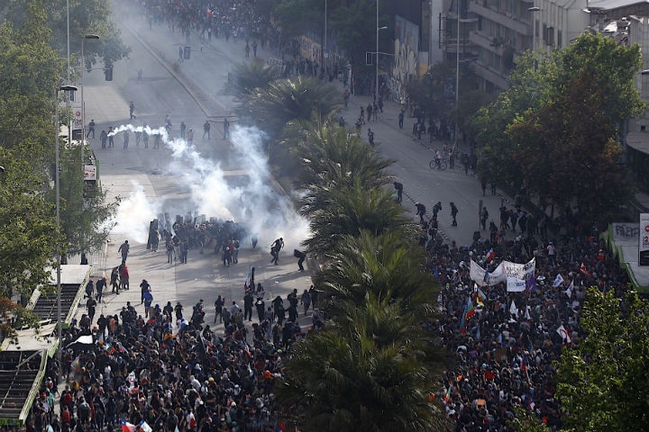 2019 년 10 월 29 일 칠레 산티아고의 Plaza Plaza 이탈리아 중앙에있는 Pinera 대통령 정부에 대한 전국 시위 10 일 연속 시위대와 경찰의 충돌 정부에 대한 국가 시위의 날. [사진=연합뉴스]