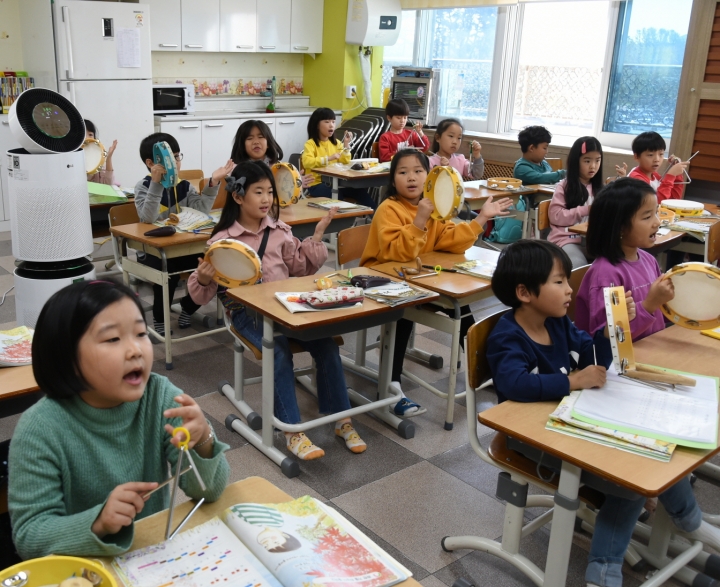 LG가 지원한 공기청정기가 설치된 경기도 파주시 문산동초등학교 1학년 교실에서 학생들이 수업을 받고 있는 모습. [사진=LG]