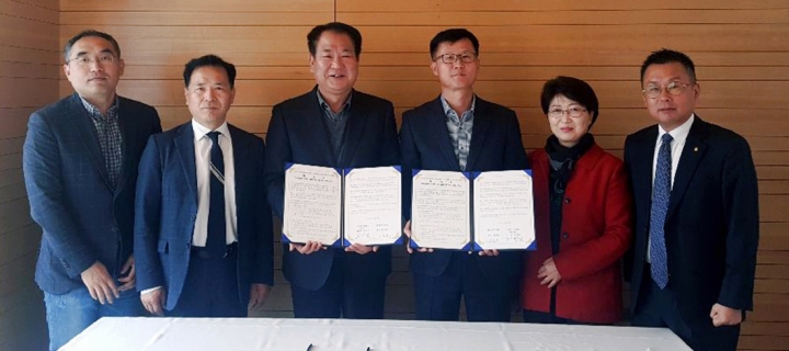 우송대학교 지역협력연구센터는 5일 우송타워에서 대전 동구 성남동행정복지센터와 지역의 사회적 가치를 실현하고 공동체 활성화를 위해 상호간 업무지원 협약을 했다고 밝혔다. [사진=우송대학교]