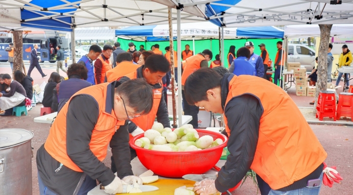 대전시청공무원노동조합은 10일 대전역 동광장에서 무료급식 봉사활동을 벌였다고 밝혔다. [사진=대전시청]
