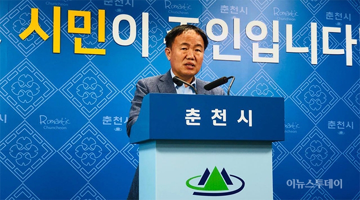 18일 이재수 춘천시장은 시청 브리핑룸에서 기자회견을 통해 춘천시 생활쓰레기를 오는 2024년까지 50% 감량하기 위한 플랜을 발표하고 있다.