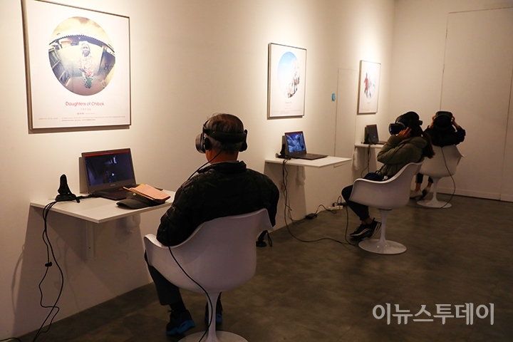 강릉아트센터 제1전시관에서 관객들이 VR 체험을 하고 있다.