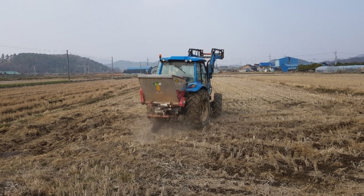 전남 장성군이 지역농가에 유기질 비료 토양개량제를 지원한다. [사진=장성군]