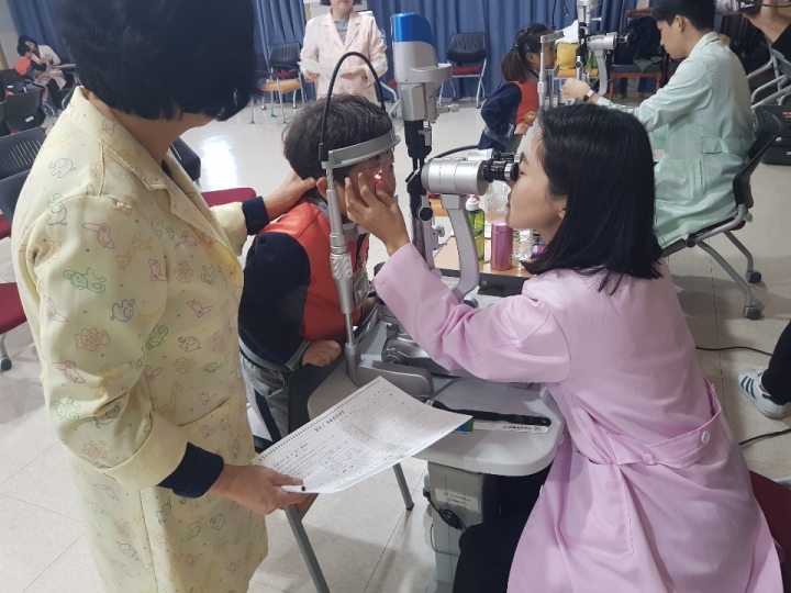 취학 전 아동 눈 정밀 검진을 실시하고 있다.[사진=단양군]