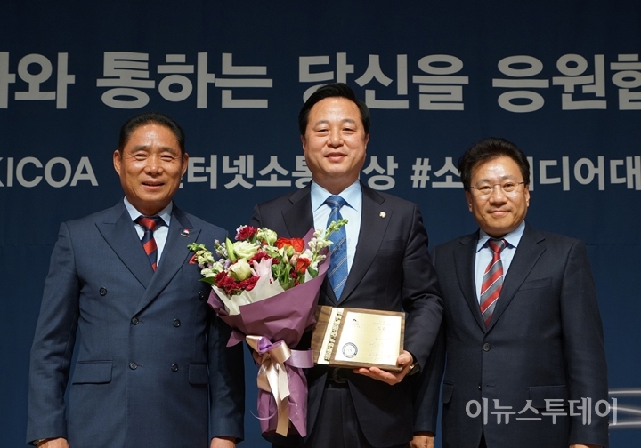 김두관 국회의원(가운데), 방재홍 인터넷신문위원회 위원장(왼쪽)