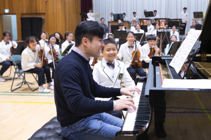 13일 부산 기장군 철마초등학교에서 열린 ‘제12회 맥심 사랑의 향기’에서 피아니스트 박종화가 피아노 연주를 선보이고 있다. [사진=동서식품]