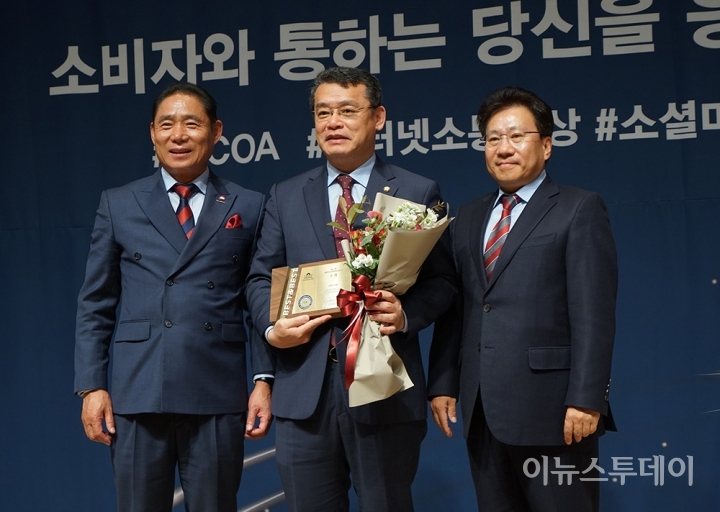 임재훈 국회의원(가운데), 방재홍 인터넷신문위원회 위원장(왼쪽)