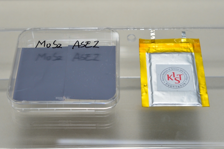 이황화몰리브덴 기반의 인조보호막 소재가 전사된 음극재(왼쪽), 리튬- 알루미늄 합금에 초박막 인조보호막이 적용된 음극재를 활용한 파우치 형태의 리튬 금속전지. [사진=한국과학기술연구원]
