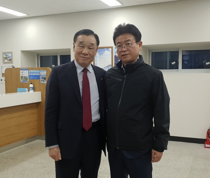 이철우 도지사는 15일 산자위 간사인 자유한국당 김기선 의원을 만나 포항지진특별법 통과를 당부했다[사진=경북도]