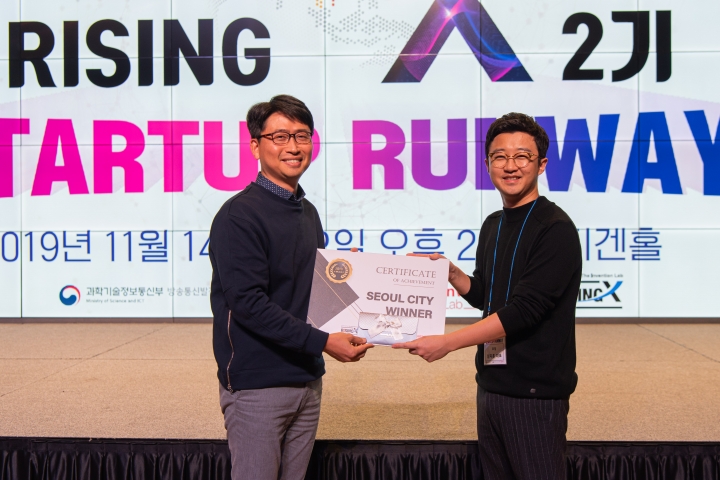 프딩이 '라이징엑스(RISING X) 서울 데모데이'에서 우승을 차지했다. 임지훈 프딩 대표(오른쪽)가 수상 후 기념촬영을 하고 있다. [사진=프딩]