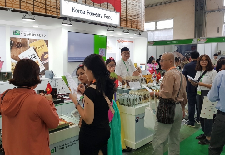 산림청은 한국농수산식품유통공사(aT)와 함께 베트남의 수도 하노이에서 열린 '2019 하노이 식품 박람회'(11월 6~9일)에 참가해 265만 달러의 수출 상담 실적을 올렸다고 15일 밝혔다. [사진=산림청]