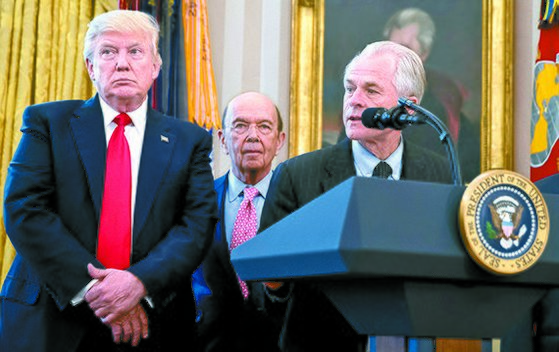 도널드 트럼프 미국 대통령(왼쪽)과 피터 나바로 백악관 국가무역위원장(오른쪽). [사진=연합뉴스]