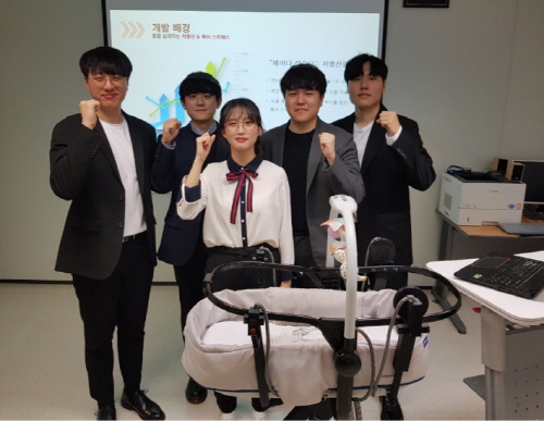 ‘2019 한이음 공모전 3차 종합평가’에 참여한 한국산업기술대학교 학생들의 모습. [사진= 정보통신기획평가원]
