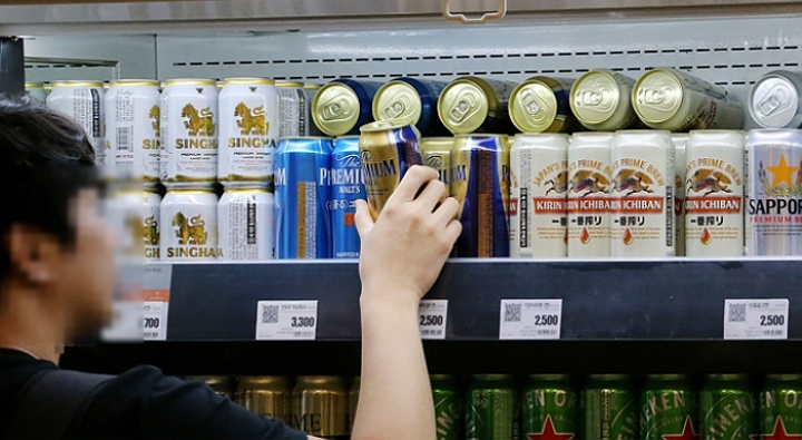 한 소비자가 일본산 맥주를 고르고 있다. [사진=연합뉴스]