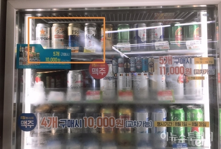 8월 서울 시내 한 편의점에서 할인 맥주에 포함되지 못한 일본산 맥주가 진열장 맨 윗줄에 포진해 있다. [사진=이하영 기자]
