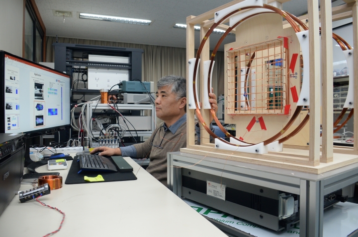 ETRI 홍효봉 책임연구원이 장비에 들어갈 코일 설계 작업을 진행하고 있는 모습