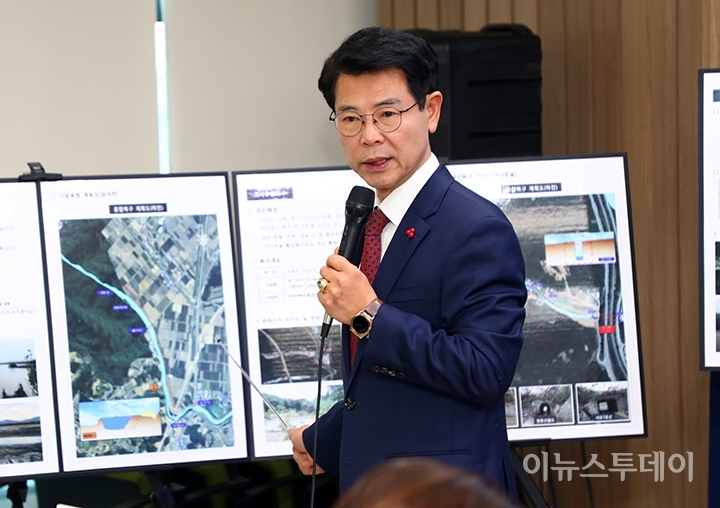 21일 김한근 강릉시장이 시청 브리핑룸에서 기자회견을 열고 매년 물날리를 겪고 있는 상습침수지역에 대한 항구복구 계획을 발표하고 있다.