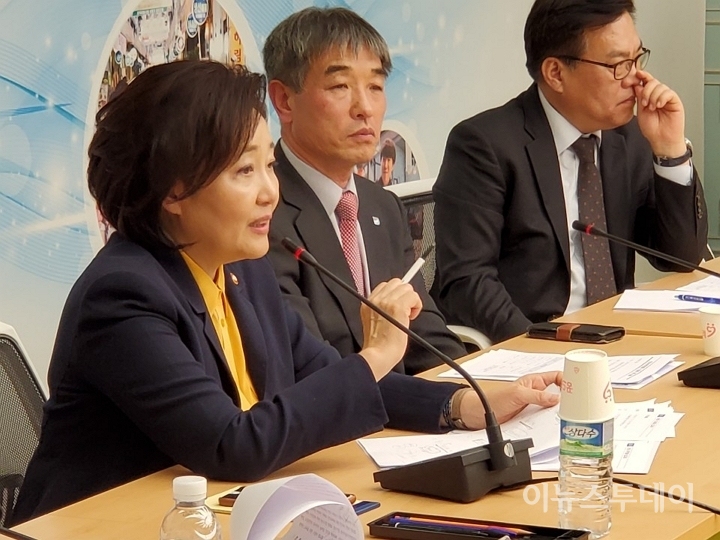 박영선 장관이 전국상인연합회 관계자들의 질문에 답변하고 있다. [사진=고선호 기자]