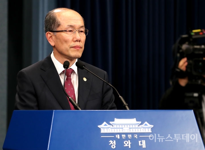 김유근 국가안보실 1차장이 22일 오후 청와대에서 한일 군사정보보호협정(GSOMIA·지소미아) 종료 연기를 발표하고 있다.