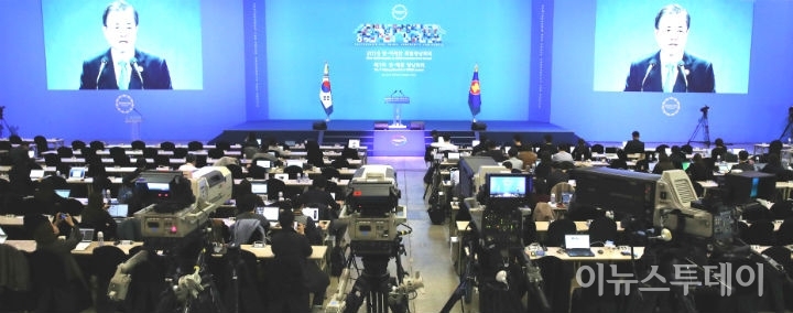 한·아세안 특별 정상회의가 개막한 25일 부산 벡스코 프레스센터에 모인 내·외신 기자들이 문재인 대통령의 CEO 서밋 기조연설을 화면으로 지켜보고 있다.