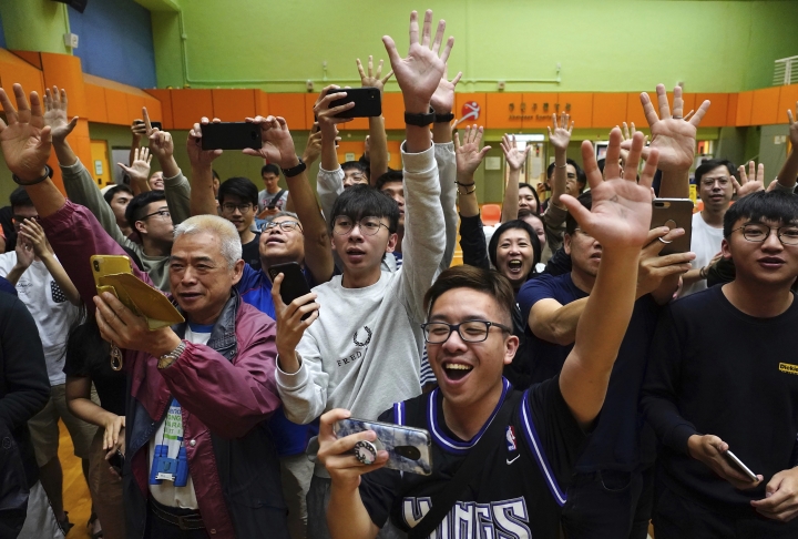 24일 홍콩 구의원 선거에서 범민주 진영이 압승을 거뒀다. [사진=연합뉴스]