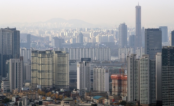 이달 24일 한국감정원 조사에 따르면 지난주 서울 아파트값은 0.10% 올랐다. 이는 지난해 9·13부동산 대책이 발표 직후인 지난해 9월 말 이후 주간 단위로 가장 큰 폭으로 상승한 것이다. 사진은 이날 오전 남산에서 바라본 서울 시내 모습. [사진=연합뉴스]