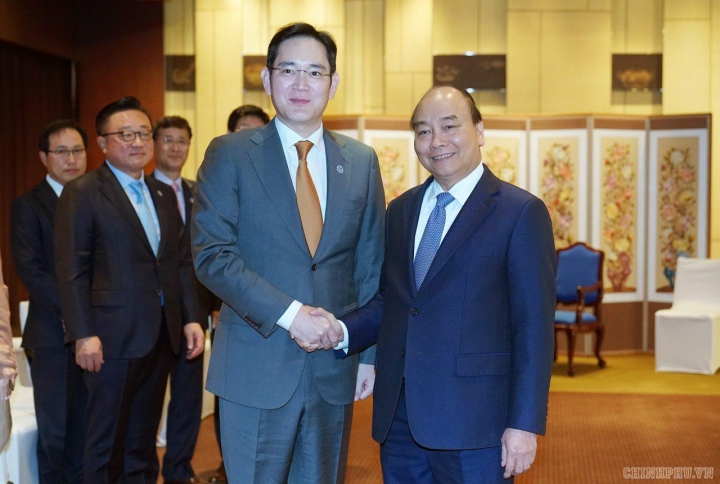 28일 이재용 삼성전자 부회장(왼쪽)이 응우옌 쑥 푸엉 베트남 총리와 만나 악수를 나누고 있다. [사진=베트남 정부 페이스북]