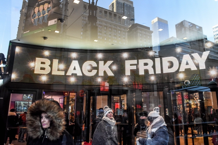 지난해 미국 뉴욕시내 34번가 '메이시 백화점' 입구에 '블랙프라이데이' 행사를 알리는 문구가 설치됐다. [사진=연합뉴스]