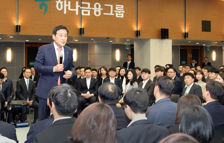 2일 김정태 하나금융그룹 회장이 'CEO 특별강연'을 통해 참석한 임직원들을 대상으로 강연하고 있다. [사진=하나금융그룹]