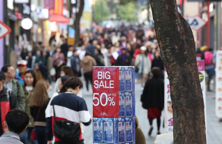 서울 중구 명동 쇼핑가가 외국인 관광객과 시민들로 붐비고 있다. [사진=연합뉴스]