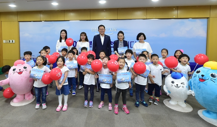 박남춘 인천시장이 지난 9월 20일 시청 접견실에서 열린 '닥터헬기 소생캠페인'에서 인천시청 두루미어린이집 원아들과 '닥터헬기 소리는 생명입니다'를 외치고 있다.
