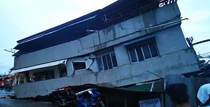 필리핀 남부 민다나오섬 다바오주 파다다에서 15일 규모 6.8 강진에 건물이 무너지면서 차량이 그 밑에 깔려 부서져 있다. [사진=연합뉴스]