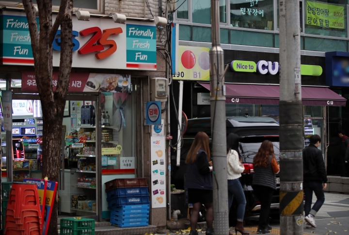 서울 한 시내에 GS25와 CU 편의점이 나란히 위치해 있다. [사진=연합뉴스]