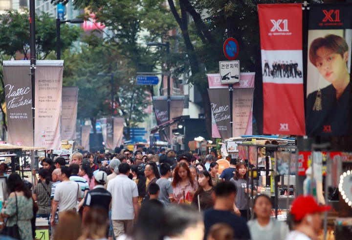 서울 중구 명동 거리에서 시민들과 관광객들이 오가며 거리를 가득 메우고 있다. [사진=연합뉴스]