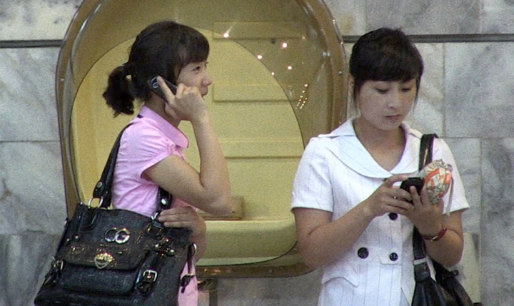 북한 평양시내에서 주민들이 휴대전화를 사용하고 있다.[사진=연합뉴스]