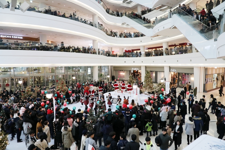 서울 영등포구 타임스퀘어에서 열린 크리스마스 행사에서 미녀 산타들이 캐럴에 맞춰 공연을 펼치고 있다. [사진=연합뉴스]
