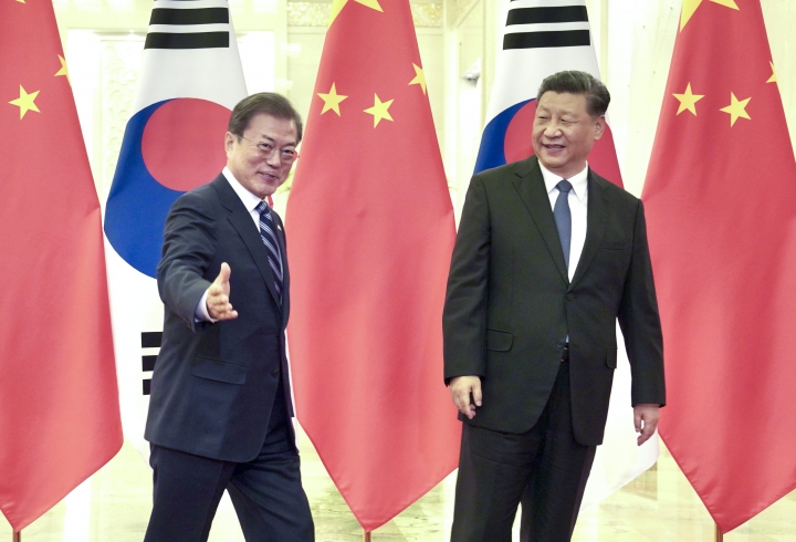 문재인 대통령과 시진핑 중국 국가주석이 23일 베이징 인민대회당에서 정상회담장으로 이동하고 있다. [사진=연합뉴스]