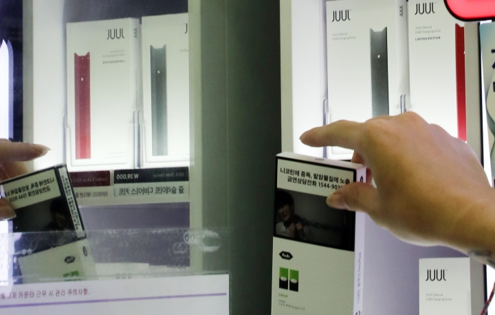 서울 한 편의점 매대에 판매되고 있는 '쥴(JUUL)' 액상형 전자담배 모습. [사진=연합뉴스]