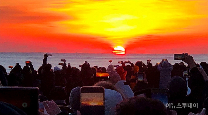 2019년 기해년(己亥年) 첫날인 1일 동해안 일출명소인 강원도 강릉시 경포해변에서 관광객들이 수평선 위로 붉은 태양을 카메라에 담고 있다.