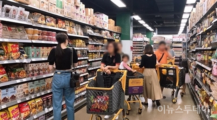 서울 한 마트에서 쇼핑하는 사람들. [사진=이하영 기자]